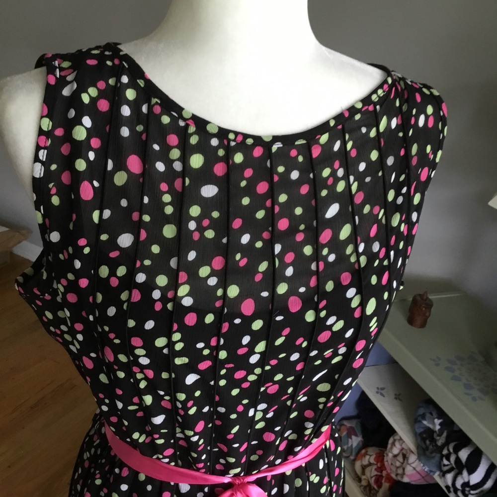 BEAUTIFUL POLKA DOT SWING DRESS - Picture 12 of 13